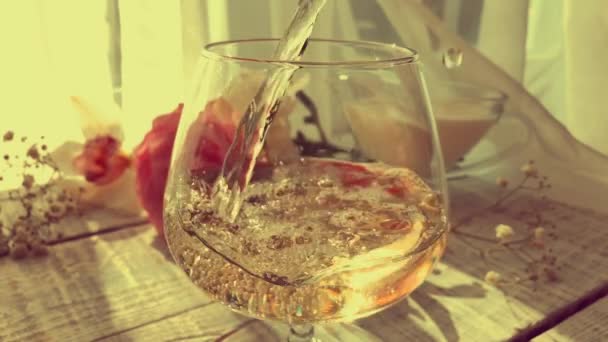 Vino Bianco Versato Una Bottiglia Bicchiere Tavolo Legno — Video Stock