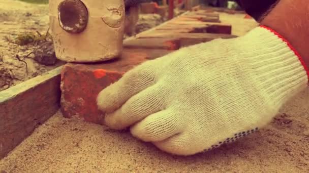 Manos Constructor Guantes Blancos Con Martillo Colocando Viejos Ladrillos Rojos — Vídeo de stock