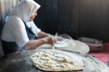 Büyükanne şef aşçı Türk krep fırında tavuklu ocakta