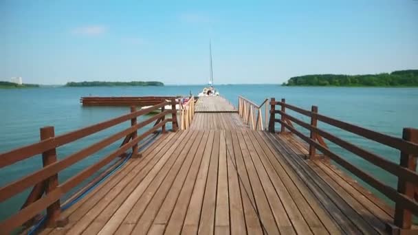 Jetée en bois sur un lac s'étendant dans la distance — Video