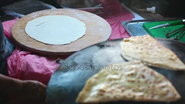 Mamie chef cuisinier crêpe turque Gozleme sur le poêle — Video