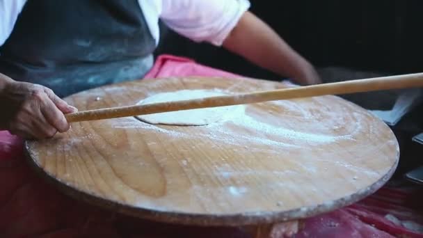 Oma kocht türkischen Pfannkuchen gozleme auf dem Herd — Stockvideo