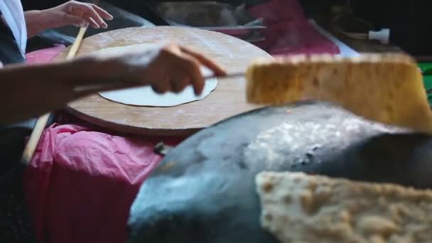 Oma kocht türkischen Pfannkuchen gozleme auf dem Herd — Stockvideo