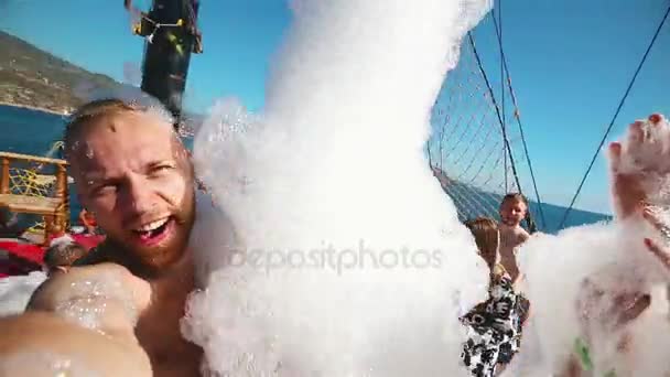 Alanya, Turkey - October 14, 2016: foam party on Board the ship in the sea — Stock Video