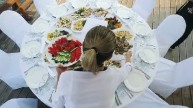 Garsonlar gıda tablo plakaları koymak