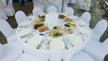Garsonlar gıda tablo plakaları koymak