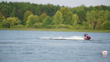 Minsk, Beyaz Rusya - 6 Ağustos 2016: hızlı bir şekilde su Bisiklete binmek adam