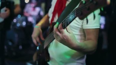 Müzisyen elektro gitar çalar.