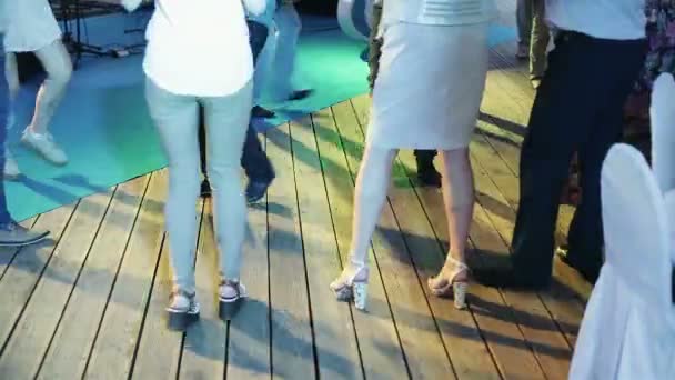 Lidé tančí v nočním klubu — Stock video