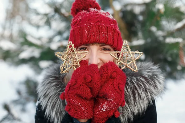 Meisje op zoek door middel van een kerst-speelgoed — Stockfoto