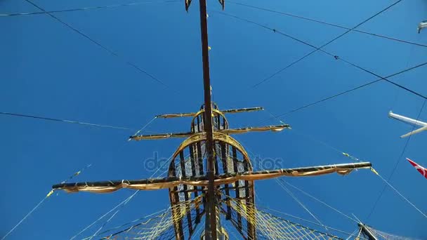 Alanya, Turkije - 14 oktober 2016: mast van het schip en Turks — Stockvideo