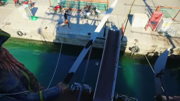 Alanya, Turecko - 14. října 2016: Turistická loď plachty v moři — Stock video