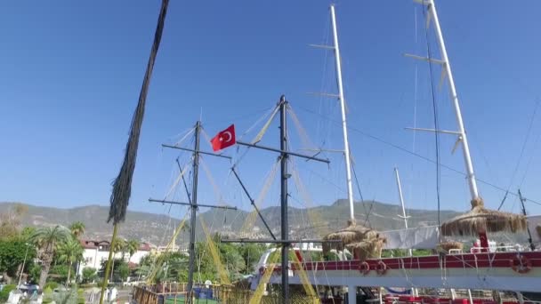 Alanya, Turkije - 14 oktober 2016: mast van het schip en Turks — Stockvideo