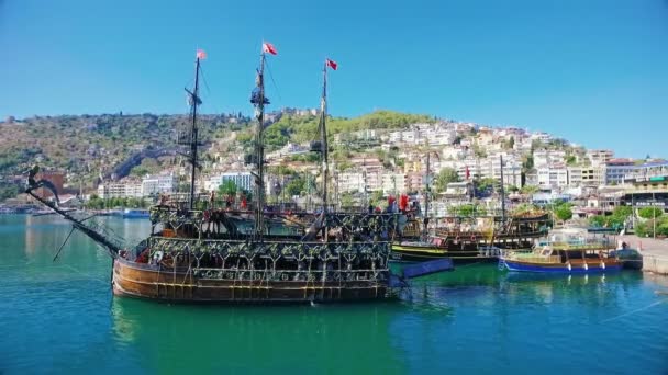 Alanya, Turquia - 14 de outubro de 2016: navio com dança a bordo de turistas — Vídeo de Stock