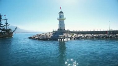 Alanya, Türkiye - 14 Ekim 2016: gemide turist Alanya deniz feneri göster