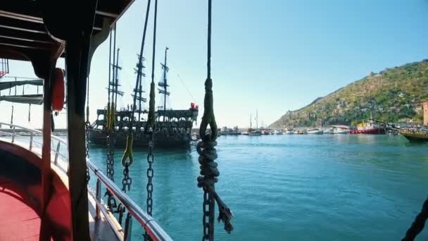 Schiff mit Tanz an Bord von Touristen — Stockvideo
