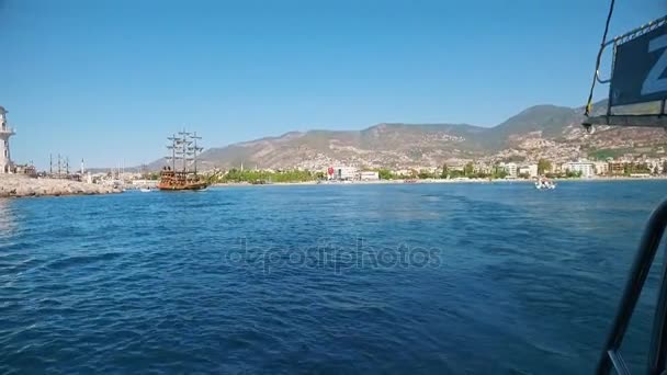 Alanya, Turecko - 14. října 2016: turisté na lodi ukazují maják v Alanyi — Stock video