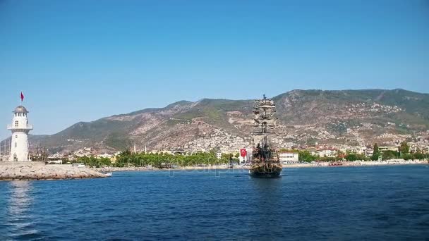 Alanya, Turecko - 14. října 2016: turisté na lodi ukazují maják v Alanyi — Stock video