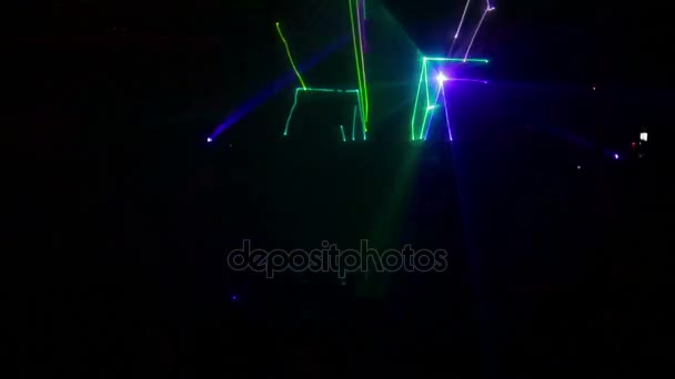 Laser show rays stream ночной клуб в отпуске — стоковое видео