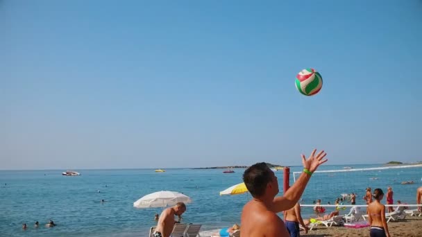 Alanya, Turecko - 16. října 2016: Návštěvníci hotelu mohou hrát plážový volejbal — Stock video