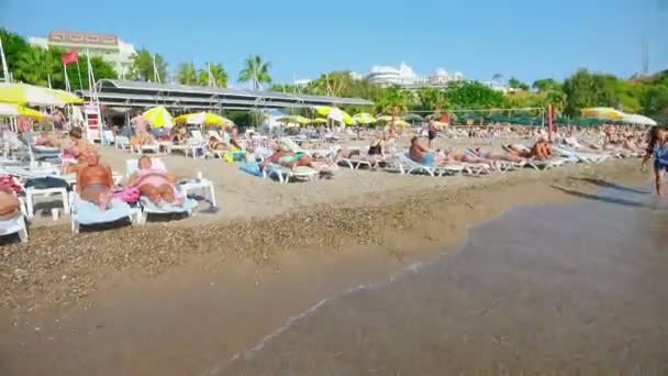 Alanya, Turecko - 16. října 2016: Vlny čisté vody na pláži — Stock video