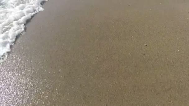 Alanya, Turquia - 16 de outubro de 2016: Ondas de água pura na praia — Vídeo de Stock