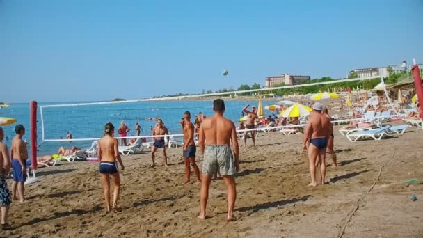 Alanya, Turquia - 16 de outubro de 2016: os visitantes do hotel podem jogar vôlei de praia — Vídeo de Stock