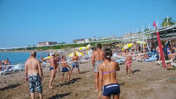 Alanya, Turcia - 16 octombrie 2016: vizitatorii hotelului pot juca volei pe plajă — Videoclip de stoc