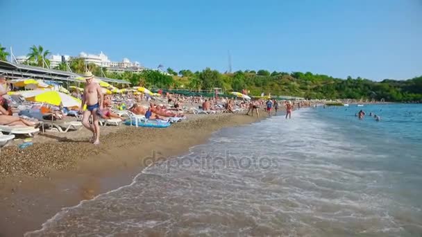 Alanya, Turecko - 16. října 2016: Vlny čisté vody na pláži — Stock video