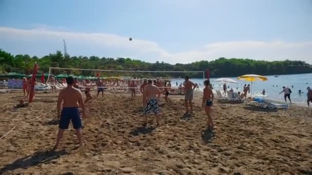 Alanya, Turkey - October 16, 2016: visitors to hotel can play beach volleyball — Stock Video