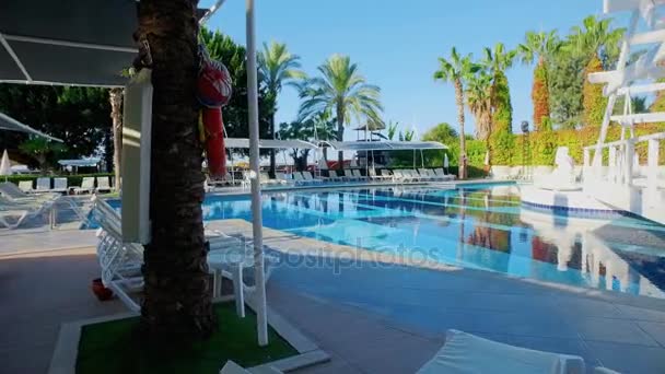 Alanya, Turecko - 14. října 2016: Hotel sealife ráno, čistý bazén — Stock video