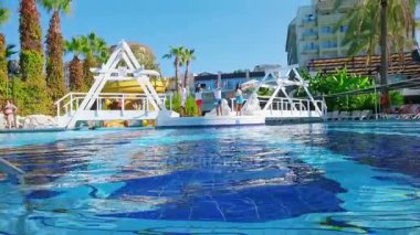 Alanya, Türkiye - 14 Ekim 2016: Animatörler Yüzme Havuzu konukları eğlendirmek