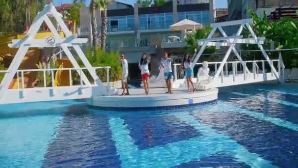 Alanya, Turquía - 14 de octubre de 2016: Animadores entretienen a los huéspedes en la piscina — Vídeos de Stock