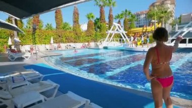 Alanya, Türkiye - 14 Ekim 2016: Animatörler Yüzme Havuzu konukları eğlendirmek