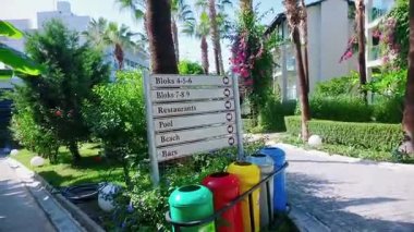 Alanya, Türkiye - 16 Ekim 2016: Gezinti kalkan, turistler için işaretler