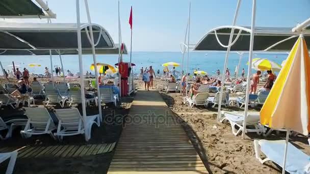 Alanya, Turecko - 16. října 2016: Pláž s dovolené turistů na místě — Stock video