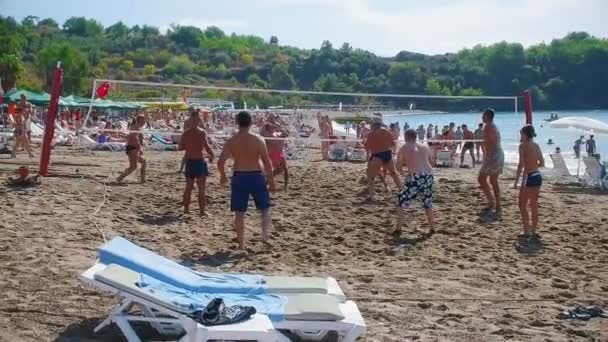 Alanya, Turquie - 16 octobre 2016 : les visiteurs de l'hôtel peuvent jouer au beach volley — Video