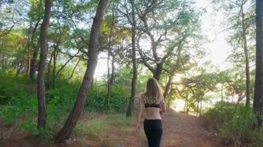 Kız güneş karşılamak için iz devam ediyor