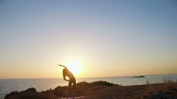 Sport fille trains sur la plage — Video