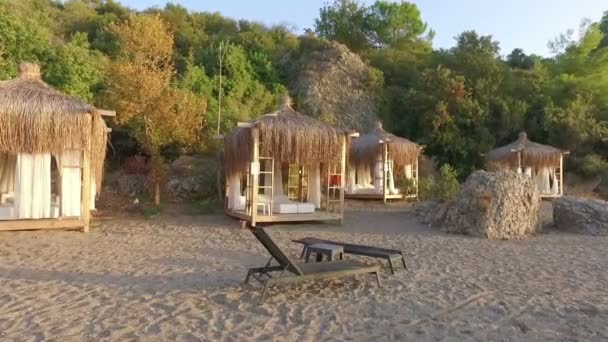Prachtig strand huizen met ligstoelen aan zee — Stockvideo