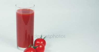 Bir bardak domates suyu ve vymatyvayutsya domates
