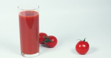 Bir bardak domates suyu ve vymatyvayutsya domates