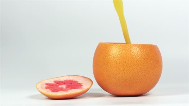 Свежевыжатый сок наливают в грейпфрут — стоковое видео