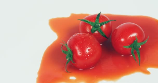 Tomates cereja deitado em uma piscina de suco de tomate — Vídeo de Stock