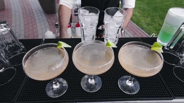 Il barista consegna gli ospiti cocktail preparati — Video Stock