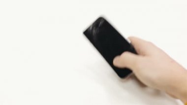 Bozuk telefon tutan bir adam.