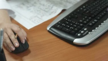 Kız Tasarımcısı inşaat üstünde bilgisayar ve kağıt planı ayarlar üzerinde işaretler