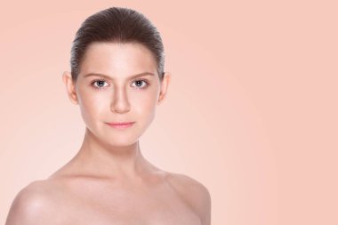 Temiz cilt güzel genç kadın. Yüz tedavi. Kozmetik