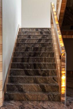 merdiven mermer korkuluk parlayan ile