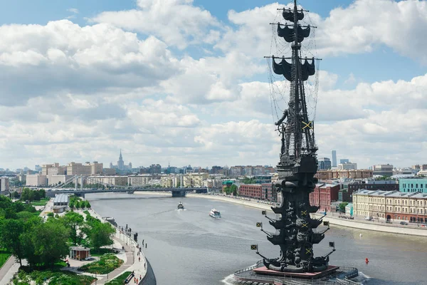Monumento a Pietro il grande a Mosca sul fiume Mosca — Foto Stock